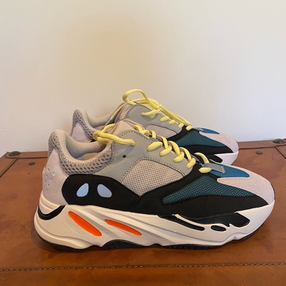 Very lightly worn. In excellent condition. No box. Can negotiate.